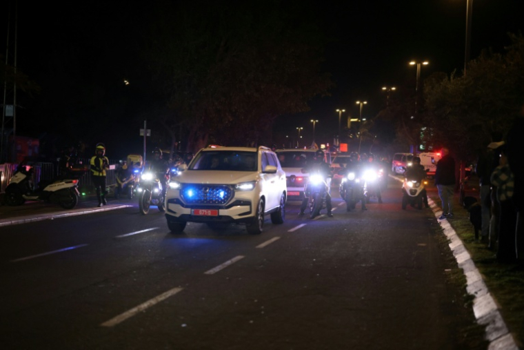 Des policiers escortent le véhicule transportant le corps du dernier otage israélien évacué de la bande de Gaza, en direction de l'Institut médico-légal d'Abu Kabir, à Tel Aviv, le 26 janvier 2026 ( AFP / ilia yefimovich )