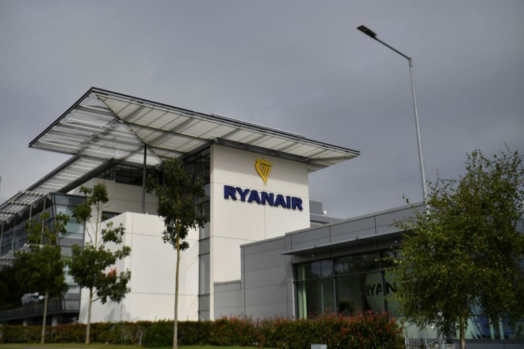 Vue générale du logo de Ryanair au siège de la compagnie à Dublin