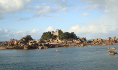 Le Château de Costaérès à Trégastel, vu de Ploumanac'h en Bretagne (Crédits: Wikimedia Commons - LPLT)
