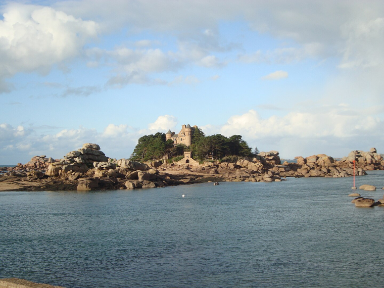Le Château de Costaérès à Trégastel, vu de Ploumanac'h en Bretagne (Crédits: Wikimedia Commons - LPLT)