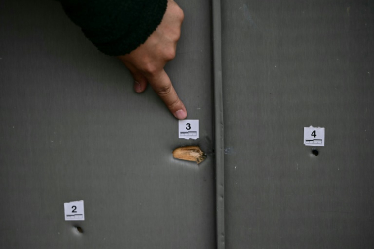 Des impacts de balles sur le mur de la prison de Toulon-La Farlède, près de Toulon, le 15 avril 2025 ( AFP / Miguel MEDINA )