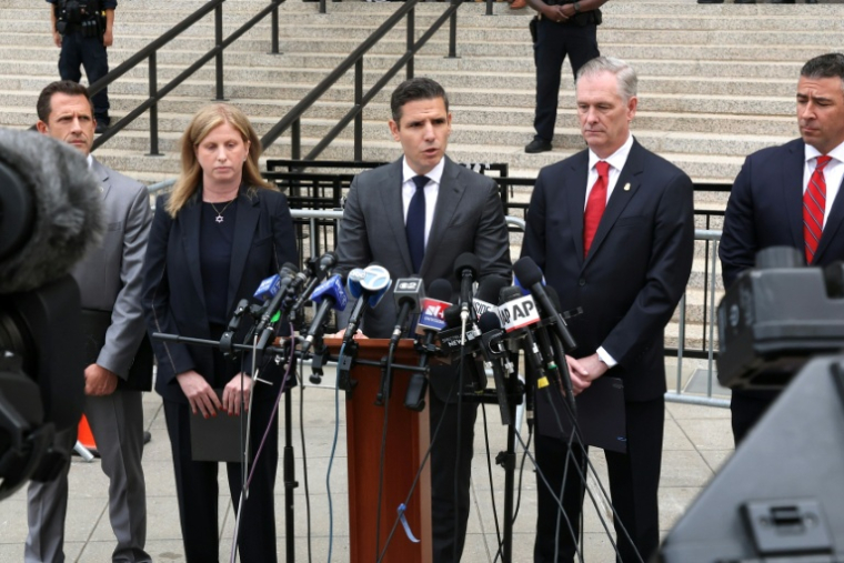 Le procureur du district sud de New York Jamie McDonald (c) donne une conférence de presse après la comparution de Luigi Mangione devant un tribunal fédéral de Manhattan le 14 août 2026 ( AFP / TIMOTHY A. CLARY )