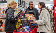Les gens font des courses dans un magasin à Chicago, États-Unis
