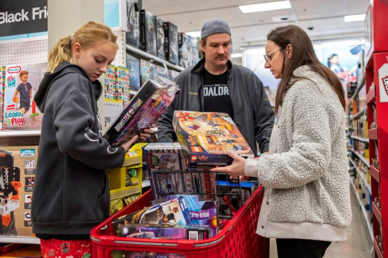 Les gens font des courses dans un magasin à Chicago, États-Unis