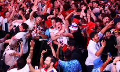 Photo d'archives: Les supporters anglais célèbrent après le match entre le Pays-Bas et l'Angleterre