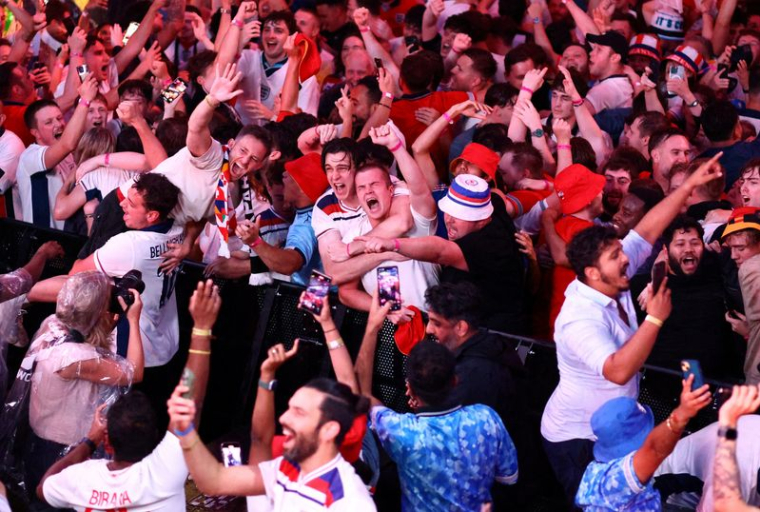 Photo d'archives: Les supporters anglais célèbrent après le match entre le Pays-Bas et l'Angleterre
