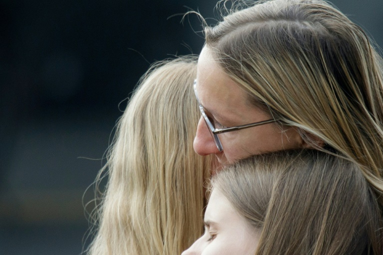 Des personnes se recueillent lors d'une minute de silence à la mémoire des victimes tuées par balles dans un établissement scolaire la veille, le 11 juin 2025 à Graz, en Autriche ( AFP / Alex HALADA )