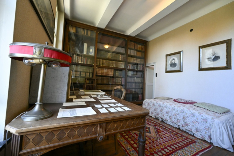 La bibliothèque de la Maison de Robert Schuman, l'un des pères fondateurs de l'Union européenne, à Scy-Chazelles, le 4 septembre 2026 en Moselle ( AFP / Jean-Christophe VERHAEGEN )