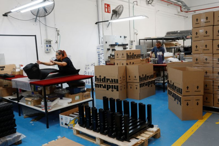 Hidrau, une usine de Valence qui fabrique des bancs pour des artistes de renom, reprend ses activités près d'un an après les inondations d'octobre 2024