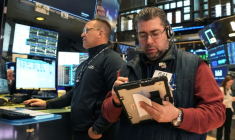 Des opérateurs à la Bourse de New York, le 25 février 2026 ( AFP / TIMOTHY A. CLARY )