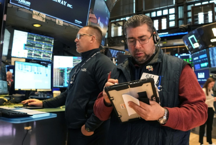 Des opérateurs à la Bourse de New York, le 25 février 2026 ( AFP / TIMOTHY A. CLARY )