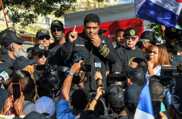 Le leader du groupe nationaliste "Ancien Ordre Dominicain", Angelo Vasquez (c), lors d'une manifestation contre l'immigration haïtienne à Saint-Domingue, le 27 avril 2025 en République dominicaine ( AFP / STRINGER )