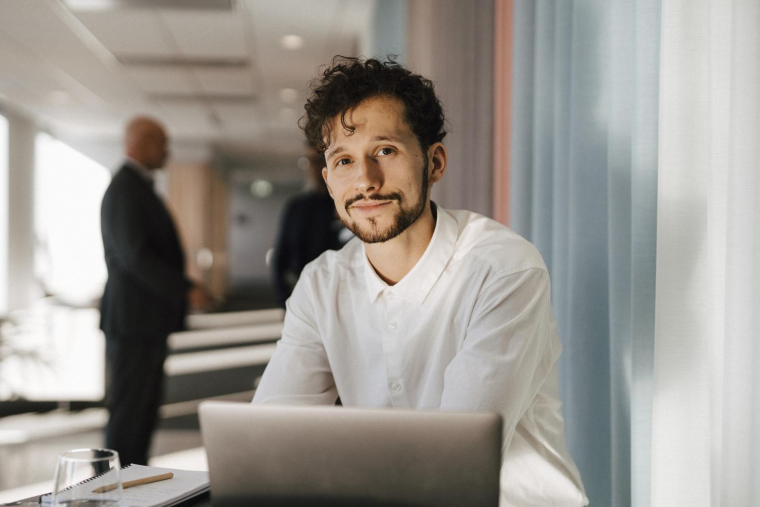 Thomas doit choisir comment utiliser sa prime de 5 000 euros: voyage, remboursement de crédit, retraite ou épargne pour les études de son fils. ( crédit photo : Getty Images/Johner RF )