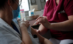 FRANCE: ENTRE 3,5 ET 4 MILLIONS DE FRANÇAIS AURONT REÇU UNE VACCINATION ANTI-COVID FIN FÉVRIER, DIT VÉRAN