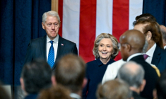L'ex-président américain Bill Clinton, et son épouse, l'ancienne cheffe de la diplomatie américaine Hillary Clinton arrivent pour l'investiture de Donald Trump au Capitole de Washington, le 20 janvier 2025  ( POOL / Kenny Holston/The New York Times )