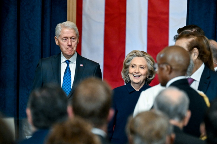 L'ex-président américain Bill Clinton, et son épouse, l'ancienne cheffe de la diplomatie américaine Hillary Clinton arrivent pour l'investiture de Donald Trump au Capitole de Washington, le 20 janvier 2025 ( POOL / Kenny Holston/The New York Times )