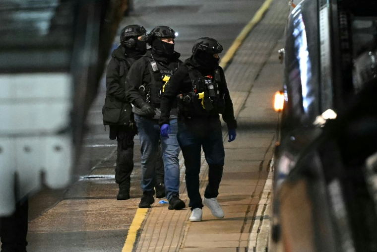 Des policiers sur un quai de la gare de Huntingdon après une une attaque à l'arme blanche qui a fait au moins 10 blessés dont neuf graves dans un train en direction de Londres, dans l'est de l'Angleterre, le 1er novembre 2025 ( AFP / JUSTIN TALLIS )