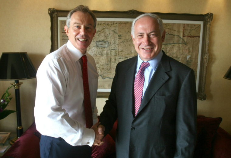 Tony Blair avec l'actuel Premier ministre israélien Benjamin Netanyahu, alors leader d'opposition, le 24 juillet 2007 à Jerusalem ( AFP / LIOR MIZRAHI )