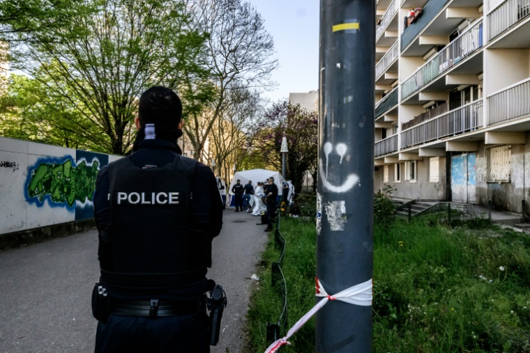 Un policier près du site où la police scientifique opère après qu'un homme de 19 ans a été tué par balle à Vaulx-en-Velin, dans la banlieue de Lyon, le 7 avril 2025 dans le Rhône ( AFP / Jeff PACHOUD )
