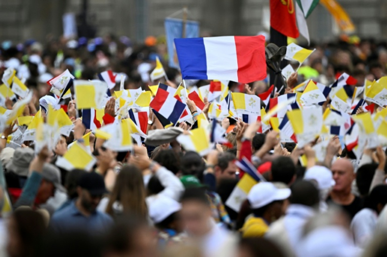 Foule réunie aux Champs-Elysées avant la venue du pape Léon XIV pour une messe solennelle en plein air place de la Concorde, le 26 septembre 2026 Paris  ( AFP / JULIEN DE ROSA )