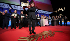 Jafar Panahi et sa Palme d'Or, à Cannes, le 24 mai 2025, pour le film "Un simple accident" ( AFP / Valery HACHE )