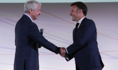 Emmanuel Macron et Jamie Dimon, PDG de JPMorgan Chase, à Paris, le 15 mai 2025 ( POOL / MICHEL EULER )