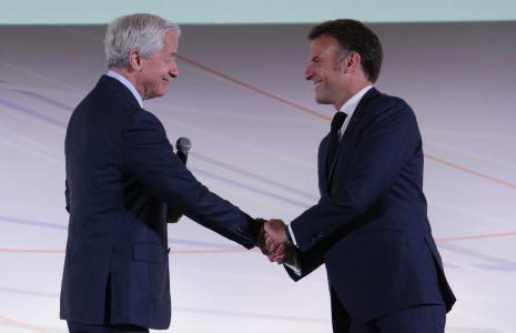 Emmanuel Macron et Jamie Dimon, PDG de JPMorgan Chase, à Paris, le 15 mai 2025 ( POOL / MICHEL EULER )