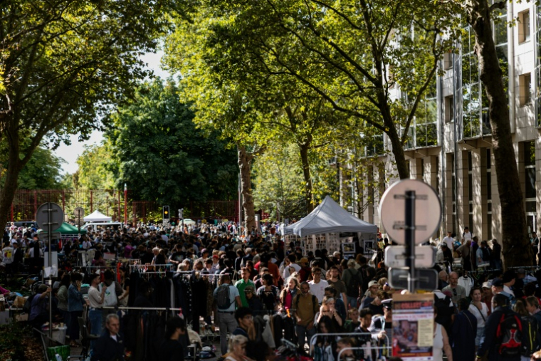 Des visiteurs à la braderie de Lille, le 5 septembre 2026 dans le Nord ( AFP / Sameer Al-DOUMY )