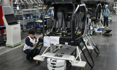 Des employés travaillent sur une chaîne de montage pour la voiture volante électrique "Land Aircraft Carrier" dans une usine de la filiale Aridge de Xpeng à Guangzhou, dans le sud de la Chine, le 6 novembre 2025 ( AFP / Jade GAO )