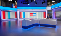 Reza Mohaddes, présentateur et rédacteur en chef d'Iran International, se prépare pour un journal télévisé dans le studio de la chaîne à Londres le 20 janvier 2026 ( AFP / CARLOS JASSO )