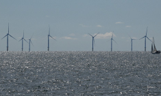 Jusqu'à présent, la plupart des éoliennes en mer sont arrimées aux fonds marins (illustration) ( AFP / DAMIEN MEYER )