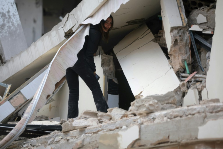 Une femme inspecte sa maison détruite dans la ville de Nabatieh, dans le sud du Liban, après une cessez-le-feu avec Israël, le 17 avril 2026 ( AFP / ibrahim AMRO )
