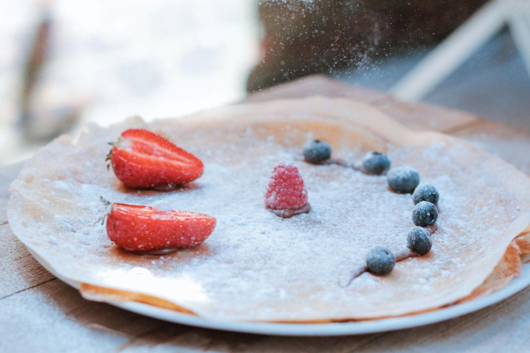 une crepe avec le sourire (Crédits: Unsplash - Toa Heftiba)