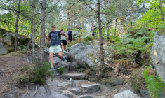 Des randonneurs sur le circuit des 25 bosses en forêt de Fontainebleau, près de Paris, le 6 août 2025 ( AFP / Laura SALABERT )