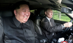 Le président russe Vladimir Poutine et le dirigeant nord-coréen Kim Jong Un circulent dans une voiture Aurus à Pyongyang
