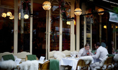 Un couple dans un restaurant à Paris