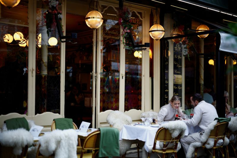 Un couple dans un restaurant à Paris