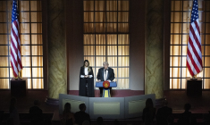 Melania Trump regarde son mari, le président élu des États-Unis, Donald Trump, parler lors d'un dîner aux chandelles au National Building Museum à Washington, DC, le 19 janvier 2025, un jour avant sa cérémonie d'investiture. (Photo de Jim WATSON / AFP)