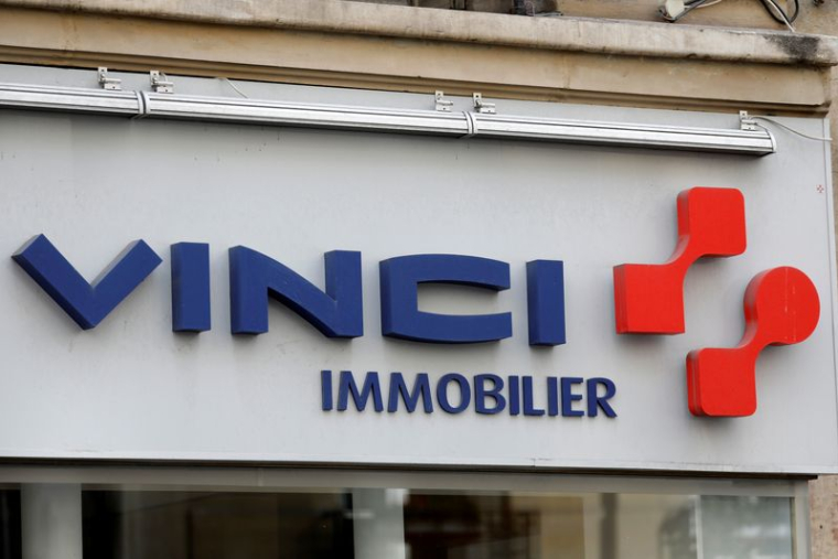 Le logo de Vinci figure sur une agence immobilière à Paris