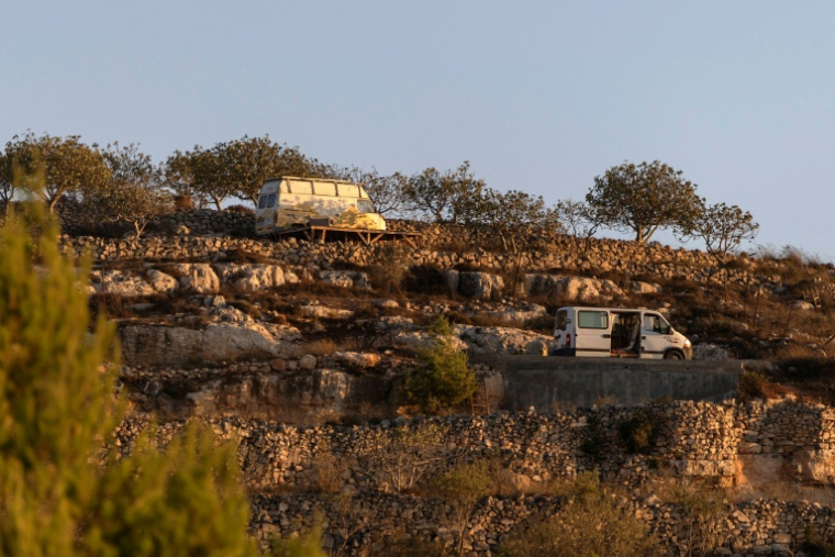 Des véhicules utilisés par des colons israéliens dans le village de Qusra, en Cisjordanie, le 18 août 2026 ( AFP / ilia YEFIMOVICH )