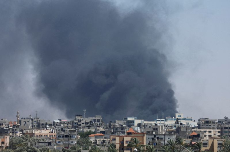 De la fumée s'élève lors d'une frappe aérienne israélienne, à Rafah