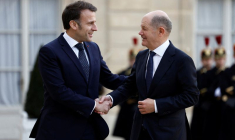 Le président français Macron accueille une réunion des dirigeants européens sur l'Ukraine à Paris.