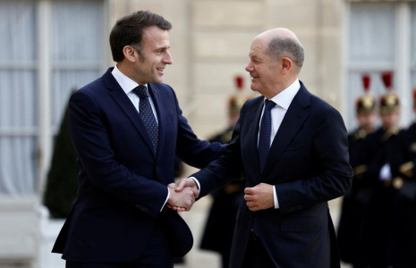 Le président français Macron accueille une réunion des dirigeants européens sur l'Ukraine à Paris.