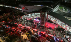 Vue aérienne d'ambulances sur le site d'une collision entre deux trains à la gare de Bekasi Timur à Bekasi, le 27 avril 2026 en Indonésie ( AFP / Taris IMAN )