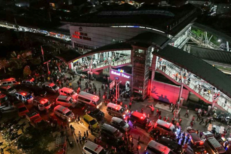 Vue aérienne d'ambulances sur le site d'une collision entre deux trains à la gare de Bekasi Timur à Bekasi, le 27 avril 2026 en Indonésie ( AFP / Taris IMAN )