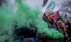 Un agriculteur brandissant un drapeau de la FNSEA manifeste devant le Parlement européen contre l'accord de libre-échange entre l'UE et les pays du Mercosur le 20 janvier 2026 à Strasbourg ( AFP / Romeo BOETZLE )