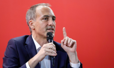 Raphaël Glucksmann lors d'un rassemblement de la gauche social-démocrate à Pontoise (Val d'Oise), le 16 november 2025  ( AFP / GEOFFROY VAN DER HASSELT )