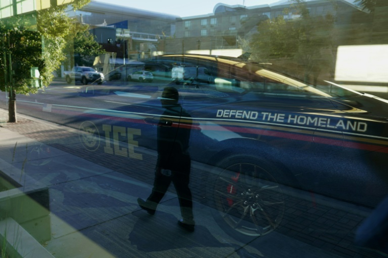 Une voiture promotionnelle de la police de l'immigration (ICE), avec le slogan "Défendre la patrie", lors d'un salon de recrutement à Provo, dans l'Utah, le 15 septembre 2025 ( AFP / GEORGE FREY )