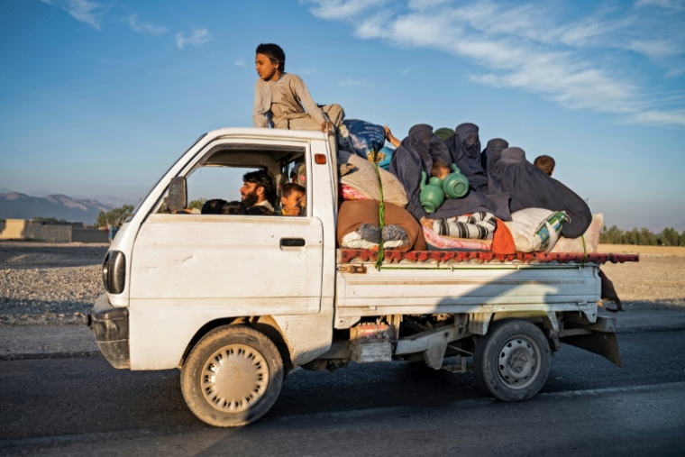 Des réfugiés afghans se dirigent vers un camp près de la frontière, entre l'Afghanistan et le Pakistan, à Torkham vers Jalalabad, après leur expulsion du Pakistan, le 12 novembre 2023 ( AFP / Wakil KOHSAR )