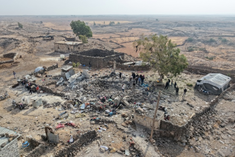 Vue aérienne d'habitants inspectant les décombres après des frappes aériennes menées par la Jordanie contre le village d'Al-Taf, en Syrie, le 27 octobre 2026 ( AFP / Bakr ALkasem )